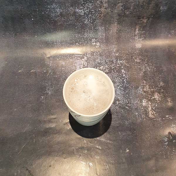 Hæld varmt vand i koppen og se garvesyren reagere med bagepulveret